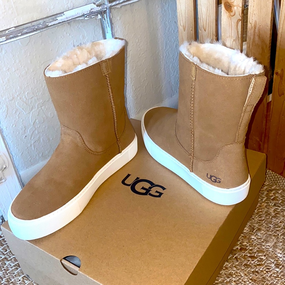 Brown UGG boots! Style: Women’s Declan. US size 8.